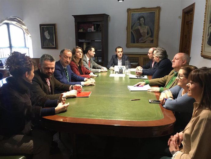Reunión en la Diputación con los agentes económicos y sociales antes de la firma del Diálogo Social.