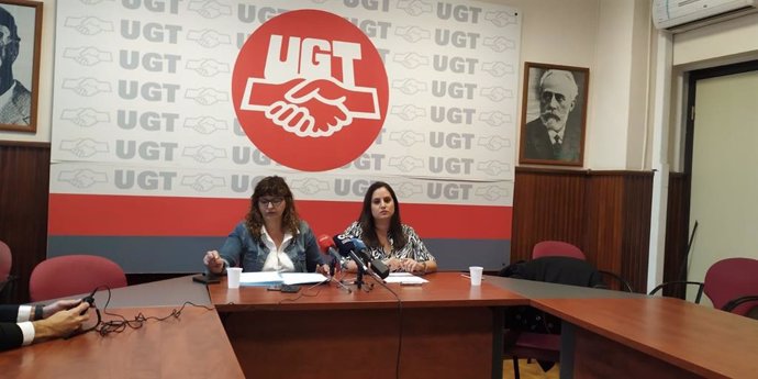 La presidenta de la Gestora de UGT Canarias, Victoria Francisco, y la técnica de Igualdad de UGT Canarias, Miriam Montesdeoca