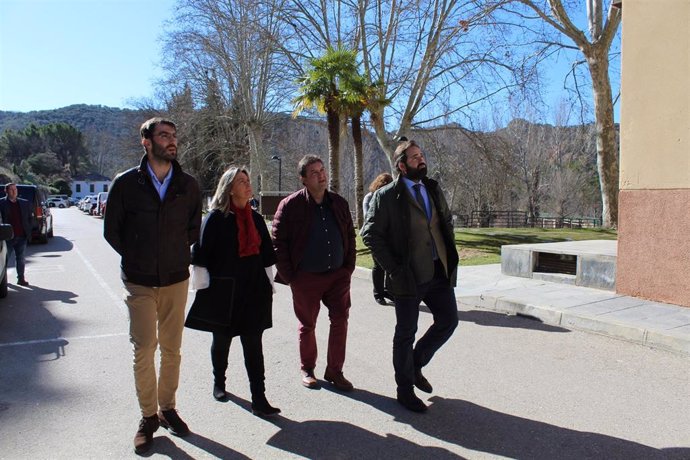 El presidente del PP de Castilla-La Mancha, Paco Núñez, visita la localidad guadalajareña de Trillo