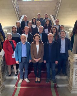 La presidenta dle Consell, Catalina Cladera, con los alcaldes de 16 municipios de la Serra y del área metropolitana