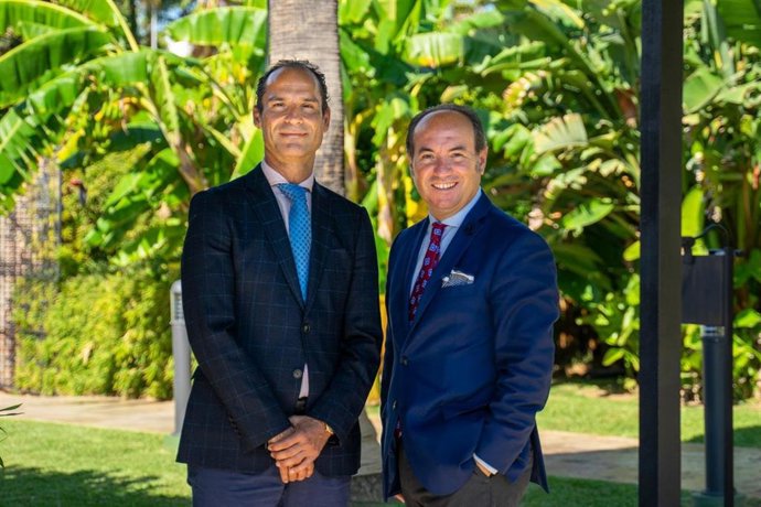 El doctorCésar Ramírez, jefe del servicio deCirugía General y Aparato Digestivodel Hospital Quirónsalud Málaga, y el doctorJosé Antonio Trujillo, especialista del servicio de Cirugía General y Aparato Digestivo del Hospital Quirónsalud Málaga