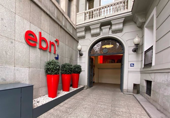 Entrada de la sede de EBN Banco en Madrid, en el Paseo de Recoletos.