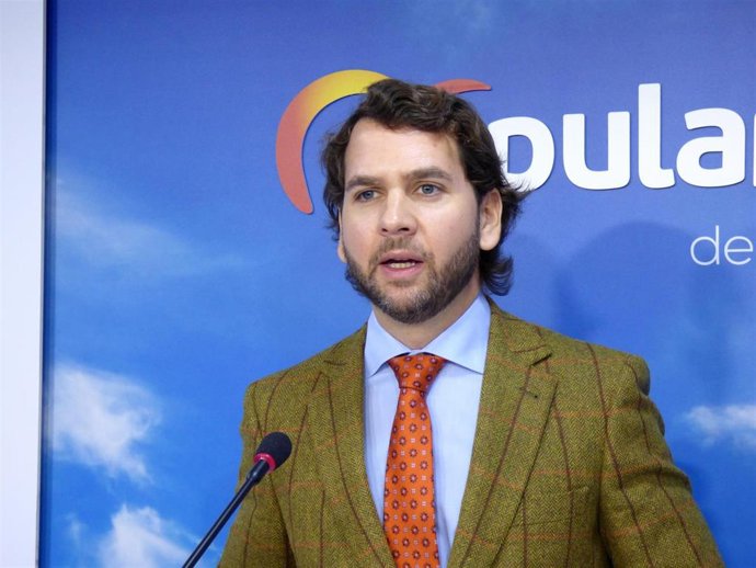 El senador del PP por Córdoba, Fernando Priego, en la sede provincial de su partido.