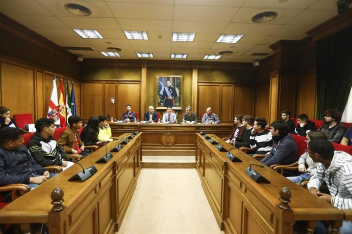 Estudiantes conocen el sistema de comunicaciones de la Diputación