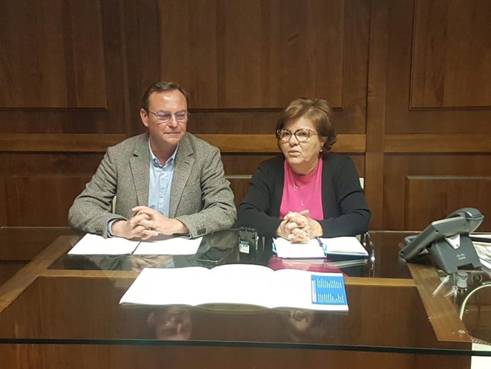 El presidente de la Empresa Provincial de Residuos y Medio Ambiente (Epremasa), Francisco Palomares, junto a la alcaldesa de Villanueva de Córdoba