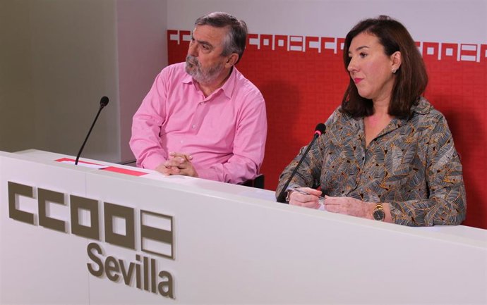 El secretario general de CCOO de Sevilla, Alfonso Vidán, y la secretaria de Mujer de CCOO de Sevilla, Eva Martínez Cabana, en rueda de prensa