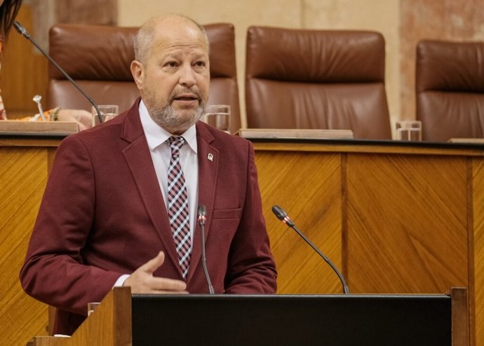 Javier Imbroda en el Pleno del Parlamento