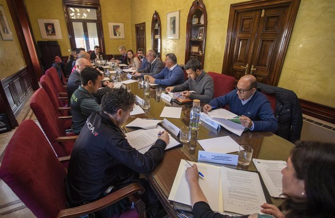 Imagen de la p rimera reunión de la mesa de trabajo para la elaboración del Plan Estratégico de Información, Educación y Divulgación ante el Riesgo de Tsunami en Huelva