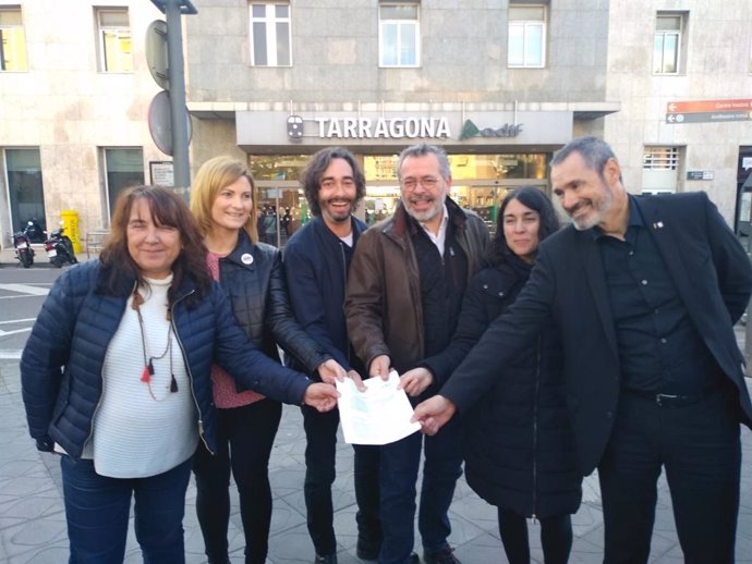 Representantes de los partidos del Parlament ante la estación de tren de Tarragona.