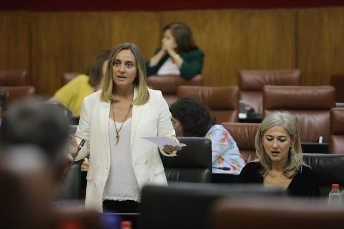 La consejera de Fomento, Marifrán Carazo, en una imagen de archivo en el Pleno del Parlamento de Andalucía.
