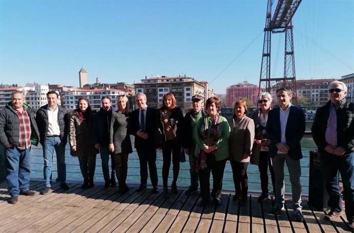 Enkarterrialde y el Puente Bizkaia firman un acuerdo de colaboración con el fin de dar visibilidad al transbordador de Bizkaia y la Vía Verde Montes de Hierro.