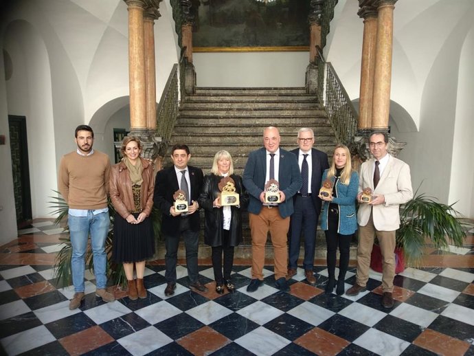 Antonio Ruiz (cuarto por la dcha.), entre otras autoridades, en la presentación de la Andalucía Bike Race