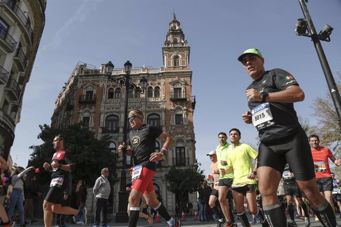 Maratón Zurich Sevilla en la Av. de la Constitución. 