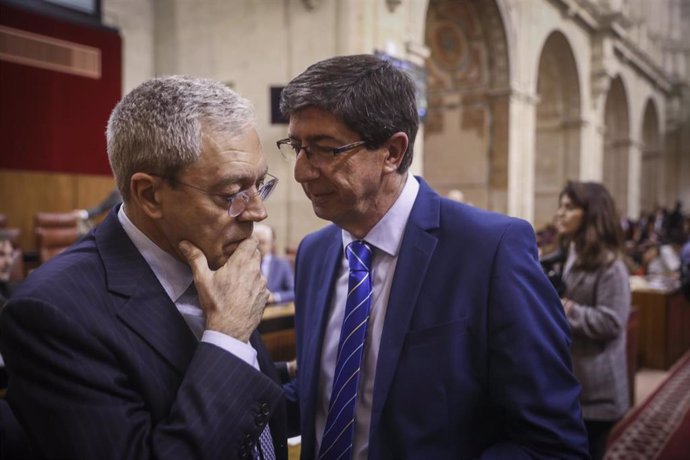 El vicepresidente de la Junta de Andalucía, Juan Marín (d),  junto al consejero de Economía, Rogelio Velasco (d), en el Pleno del Parlamento de Andalucía (Foto de archivo).