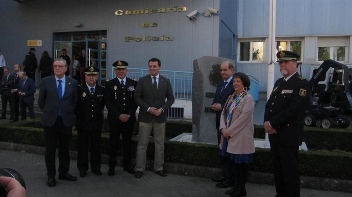 Autoridades en la inauguración del monolito homenaje a la Policía Nacional.