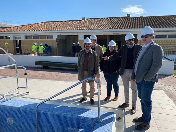 Javier Pizarro visita las obras del Profea en la piscina municipal de Benalup