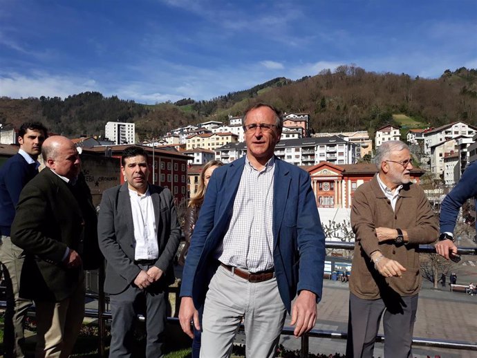 El presidente del PP vasco, Alfonso Alonso,  junto a miembros de la formación popular