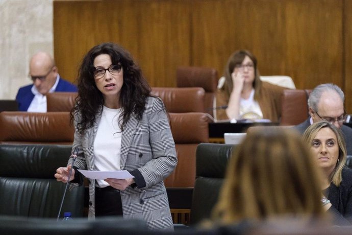 La consejera de Igualdad, Rocío Ruiz, responde este jueves a una pregunta en el Pleno del Parlamento de Andalucía.