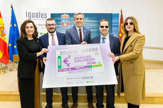 El vicepresidente de Cantabria, Pablo Zuloaga (centro), la consejera de Empleo, Ana Belén Álvarez (izda) y representantes de la ONCE presentan el cupón conmemorativo del Día de la Igualdad Salarial para el 22 de febrero