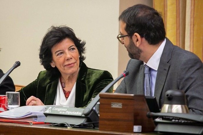 La ministra de Educación, Isabel Celaá, habla con el presidente de la Comisión parlamentaria correspondiente, el socialista Sergio Gutiérrez
