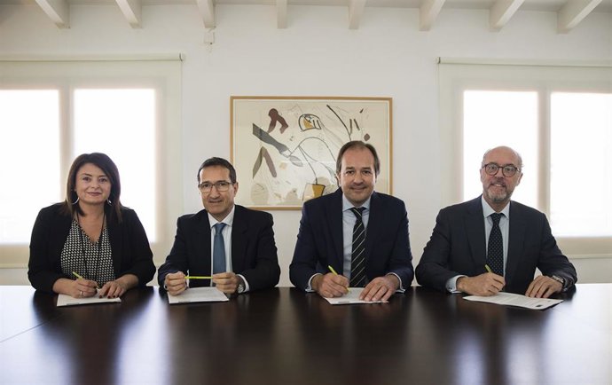 La directora de la Fundación Sa Nostra, Lucía Martín; el presidente de la Fundación Sa Nostra, Jaime Canudas; el director corporativo de la Territorial de Bankia en Baleares, Antoni Serra; y el director de Gestión Responsable de Bankia, David Menéndez.