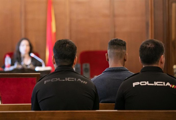 El hombre acusado de maltratar y asesinar en junio de 2017 a su bebé de seis meses en el banquillo de los acusados durante el anterior juicio.