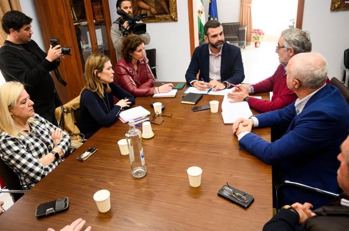 El alcalde de Almería, Ramón Fernández-Pacheco, se reúne con la Mesa del Ferrocarril