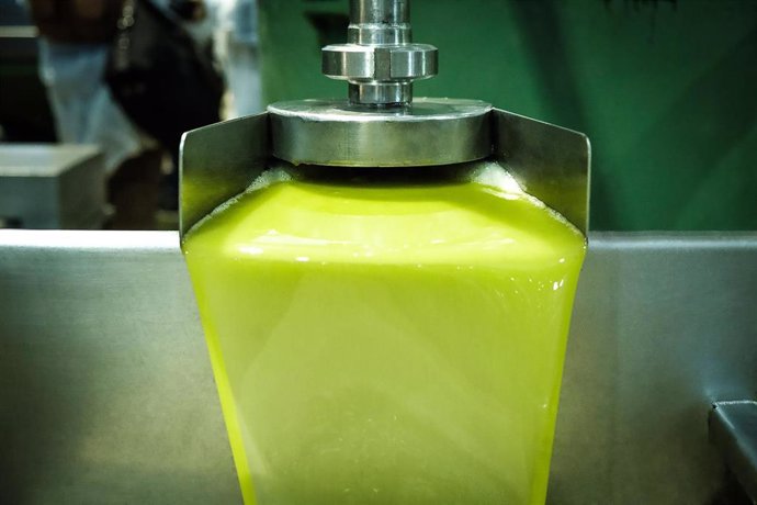 Imagen de archivo de aceite de almazara, uno de los productos fundamentales en la exportación de Andalucía. 
