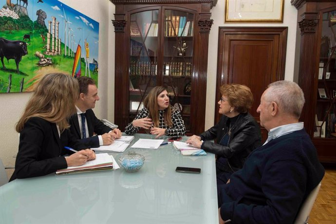 La presidenta de la Diputación de Cádiz, Irene García, en una reunión con representantes de Feproami