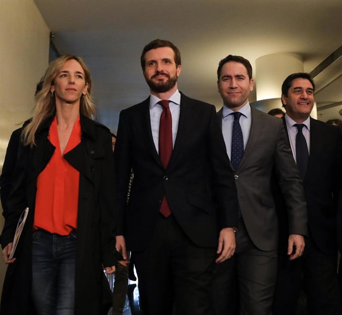 (I-D) La portavoz del Partido Popular en el Congreso de los Diputados, Cayetana Álvarez de Toledo; el presidente del PP, Pablo Casado; el secretario general del Partido Popular, Teodóro  García Egea; y el diputado del PP, José Ignacio Echániz, a su lleg