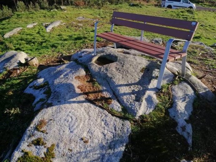 Banco instalado sobre un petroglifo sin catalogar en el Monte San Lois, de Noia