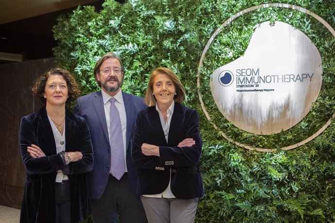 De izquierda a derecha: Dra. Ruth Vera, presidenta SEOM 2017-2019, Dr Álvaro Rodríguez-Lescure, presidente SEOM 2019-2021, Dolores Ferrández, directora científica de Roche Farma.