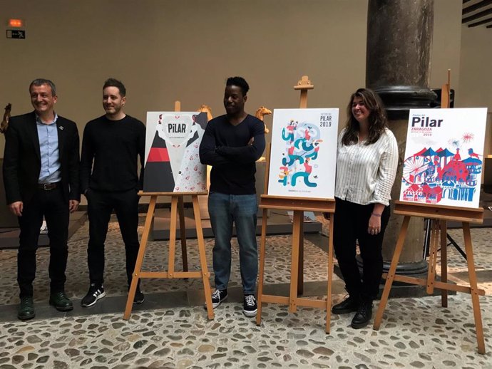 Rivarés con el ganador (centro) y los dos accésit del concurso del cartel de las Fiestas del Pilar 2019