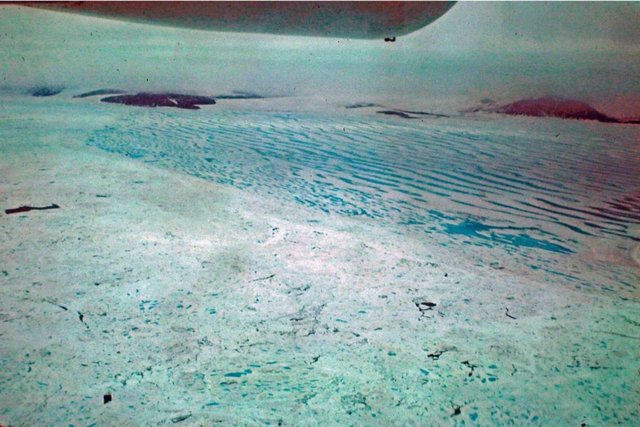 Uno de los últimos restos del hielo anteriormente extenso frente a la costa de la isla de Ellesmere, el Ártico de Canadá, fotografiado en julio de 2002.