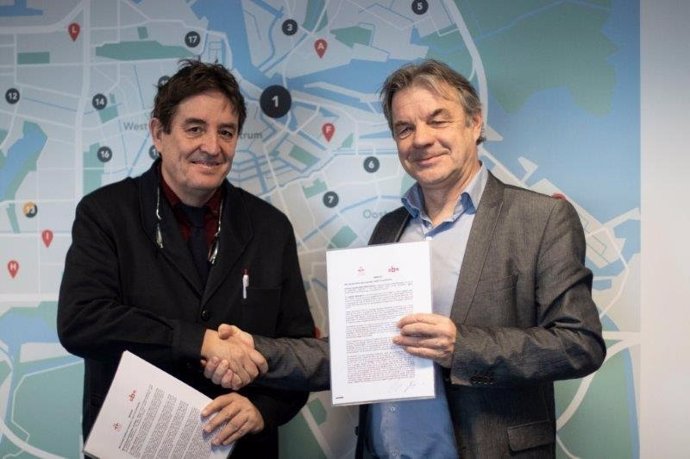 Los directores del Instituto Cervantes, Luis García Montero, y de la Biblioteca Pública de Ámsterdam, Martin Berendse, firman un acuerdo