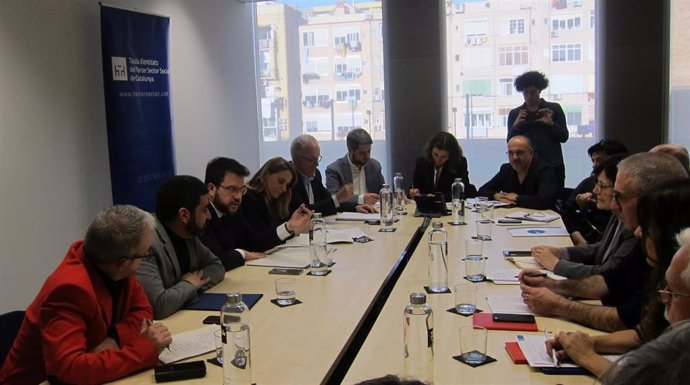 El vicepresidente Pere Aragons y el conseller Chakir El Homrani se reúnen con la Taula del Tercer Sector