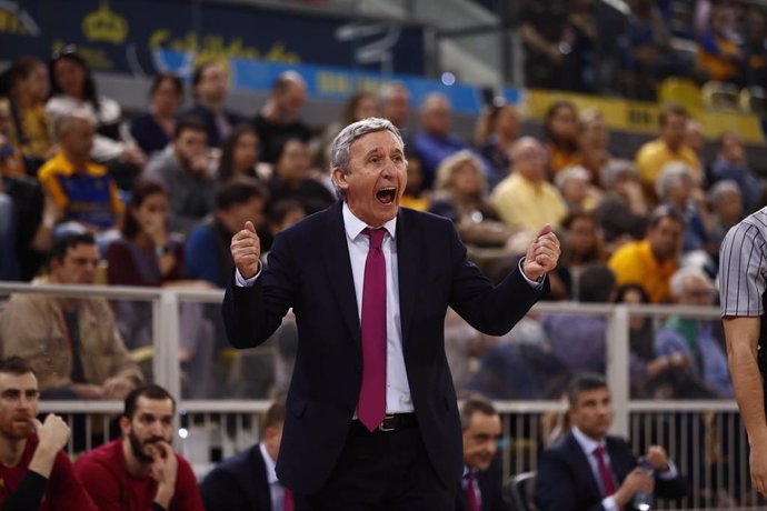 Pesic dirigiendo al Bara