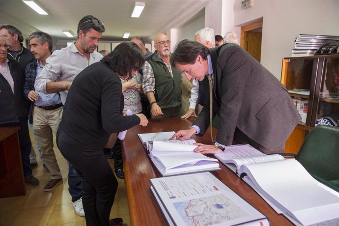 El consejero de Obras Públicas, Ordenación del Territorio y Urbanismo, José Luis Gochicoa, presenta el proyecto de mejora de la carretera del Alto de La Escrita-La Matanza