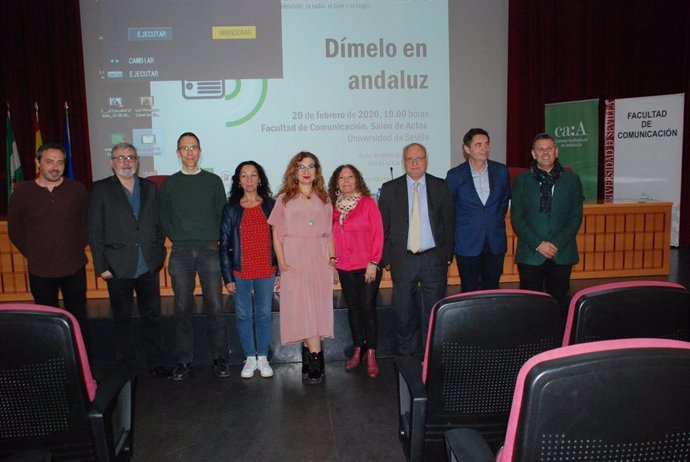 Imagen de los ponentes participantes en la jornada 'Dímelo en andaluz', organizada por el Consejo Audiovisual de Andalucía y la Facultad de Comunicación de la Universidad de Sevilla.