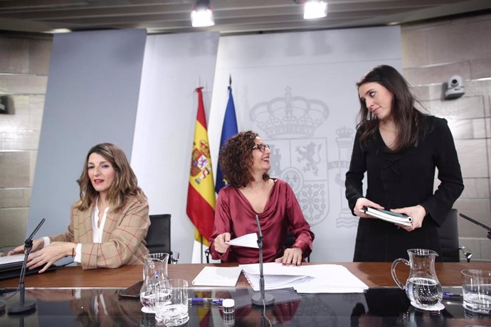 La ministra Portavoz y de Hacienda, María Jesús Montero; y la ministra de Igualdad, Irene Montero, al finalizar una rueda de prensa tras el Consejo de Ministros