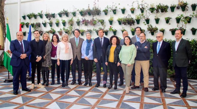 Repullo (centro), con los reconocidos por el Día de Andalucía