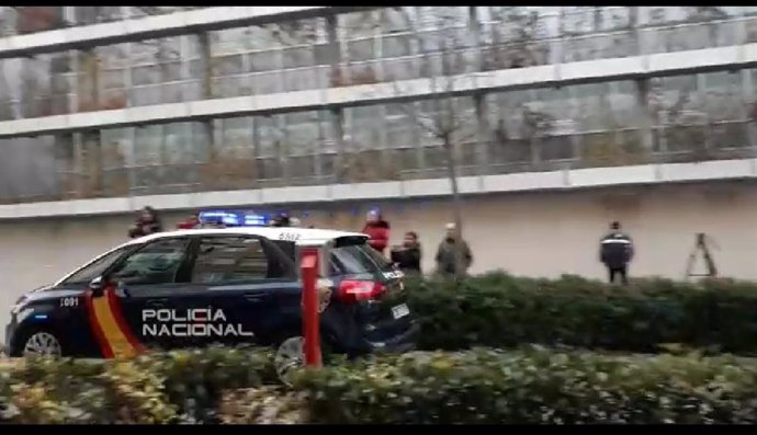 Entrada del coche a los juzgados que trasladaba a la madre de la niña hallada muerta en un hotel de Logroño