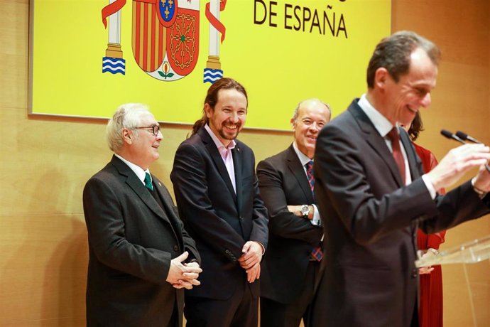 Los ministros de Ciencia, Pedro Duque, y de Universidades, Manuel Castells, durante la toma de posesión
