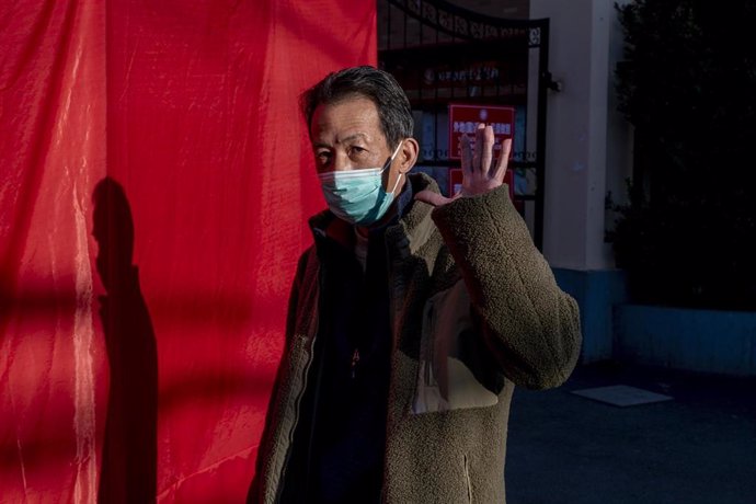 Un hombre con una mascarilla en Shanghái.