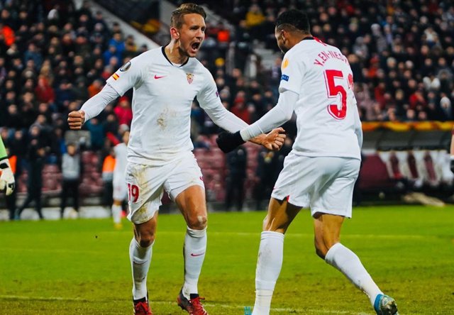 Luuk de Jong y Youssef En-Nesyri celebran un gol con el Sevilla FC.