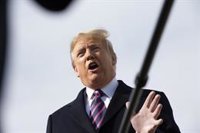 Trump asegura que no intervendrá en el caso de su exasesor Stone "por ahora" pero que lo seguirá "muy de cerca"