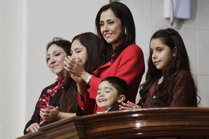 Nadine Heredia, primera dama de Perú, junto a sus hijos durante el discurso de Ollanta Humala en 2014