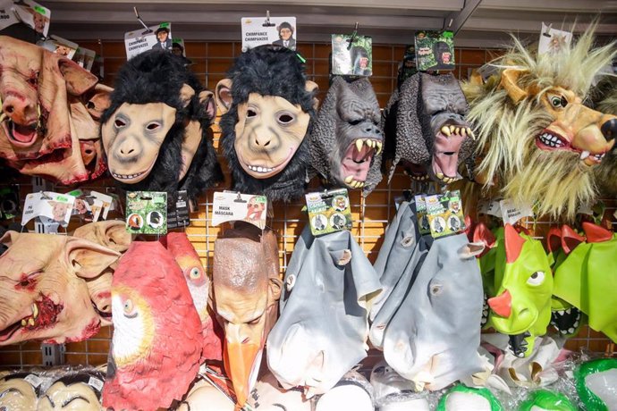 Máscaras de monos, cerdos y otros animales en una tienda, en Madrid (España) a 20 de febrero de 2020.