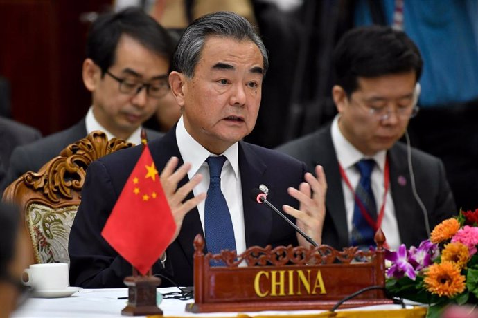 Wang Yi habla en una reunión de ministros de ASEAN en Vientián, la capital de Laos