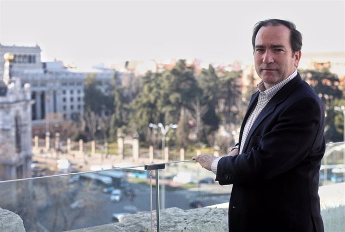 El delegado de Medio Ambiente y Movilidad del Ayuntamiento de Madrid, Borja Carabante, posa tras su entrevista con Europa Press.